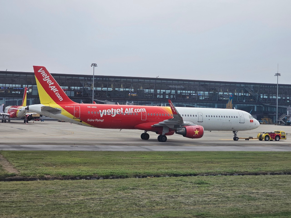 Ở chiều ra các tỉnh phía Bắc, vé máy bay Đà Nẵng đi Hà Nội, Vinh... và ngược lại vẫn khan hiếm, mỗi chặng chỉ còn vài ghế trống.