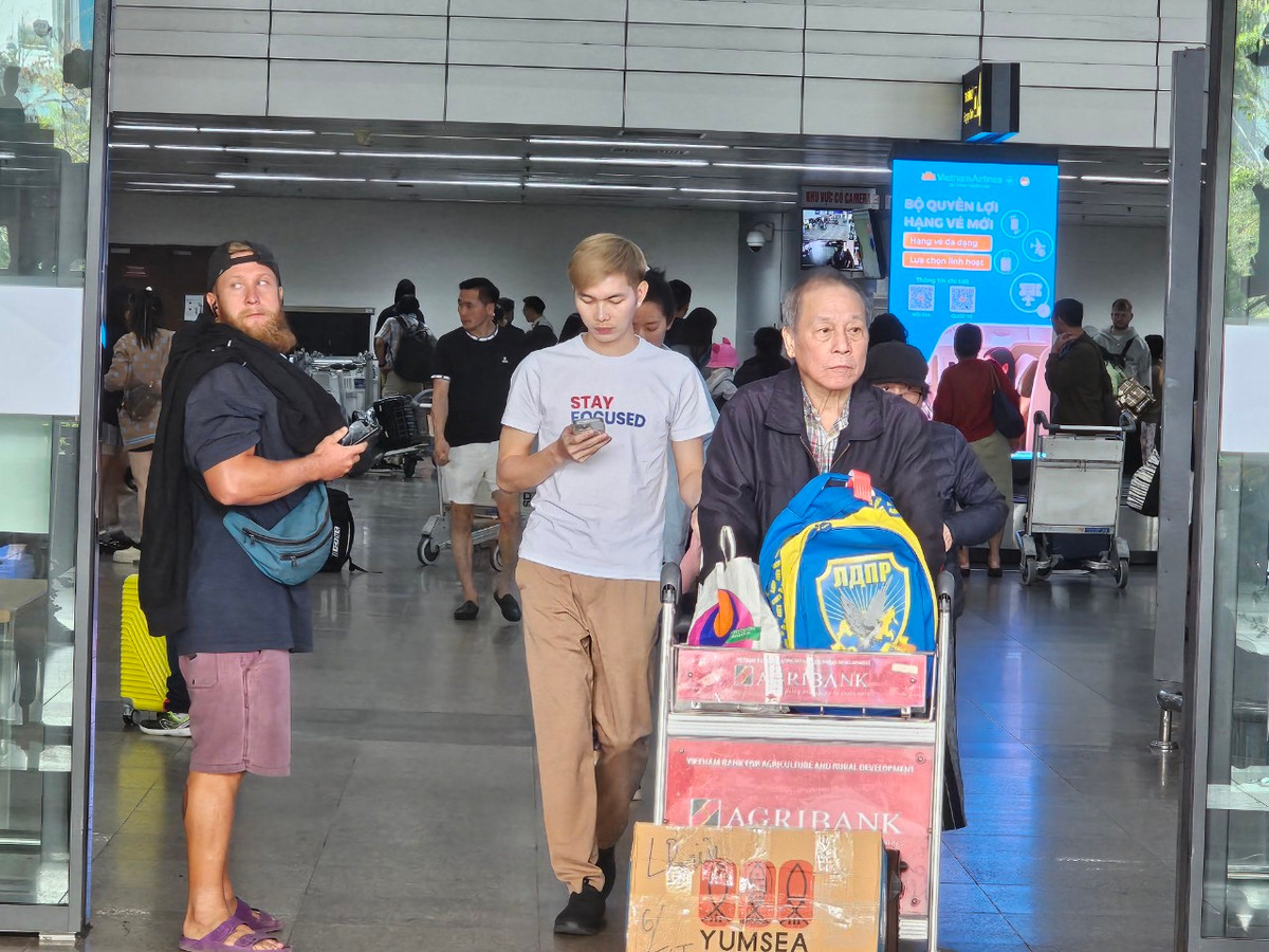 Từ ngày 16/2, hành khách từ Đà Nẵng muốn bay về Vinh phải nối chuyến qua sân bay Nội Bài (Hà Nội) với giá vé "siêu đắt" hơn 8 triệu đồng/chặng.