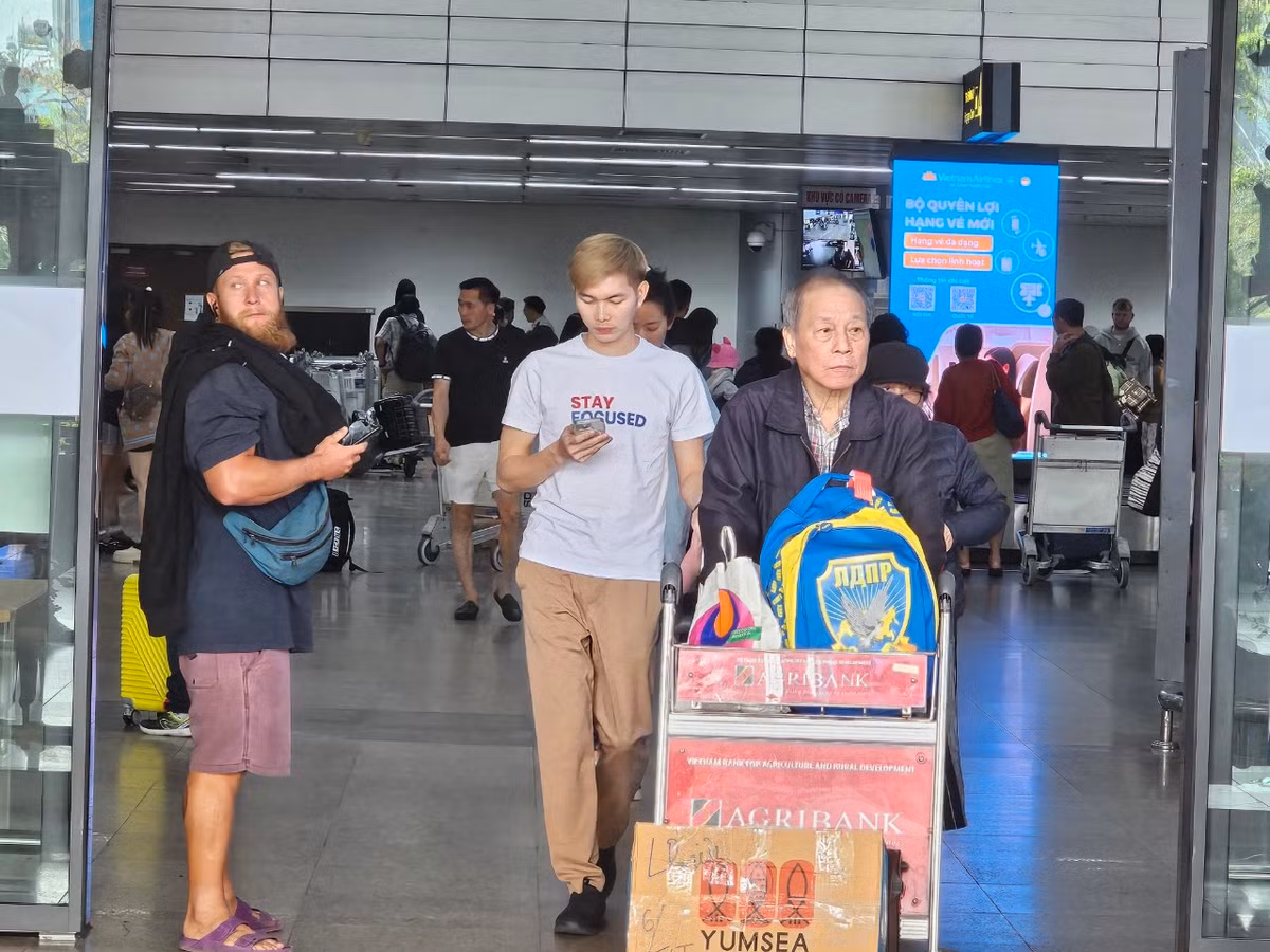 Từ ngày 16/2, hành khách từ Đà Nẵng muốn bay về Vinh phải nối chuyến qua sân bay Nội Bài (Hà Nội) với giá vé "siêu đắt" hơn 8 triệu đồng/chặng.