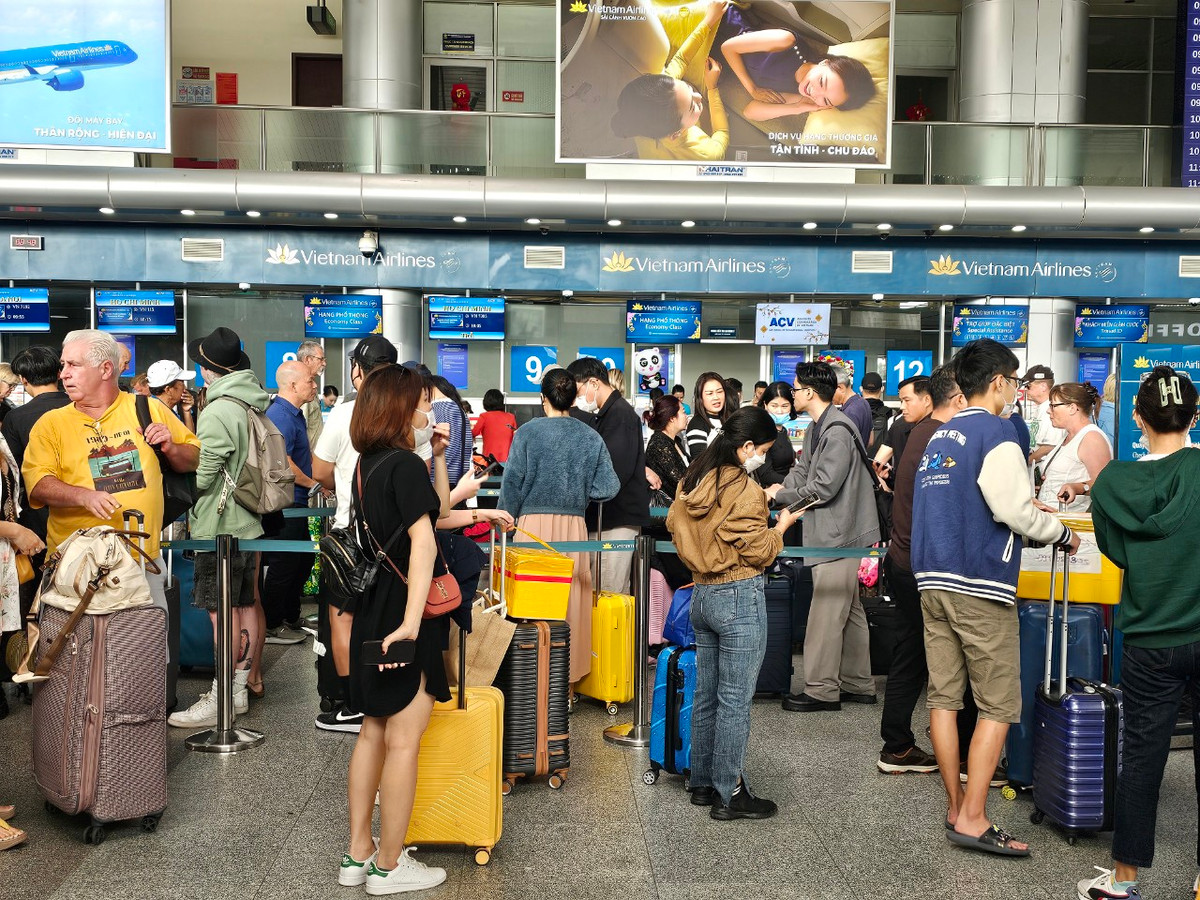 Trong khi đó, vé máy bay đi các tỉnh thành gần như hết sạch, vài chặng còn vé thì trong tình trạng giá cao ngất ngưởng.