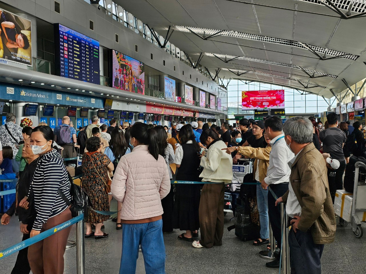  Sân bay Đà Nẵng sáng 14/2 (mùng 5 Tết Nguyên đán Giáp Thìn) đông kín hành khách tại khu vực làm thủ tục lên máy bay.
