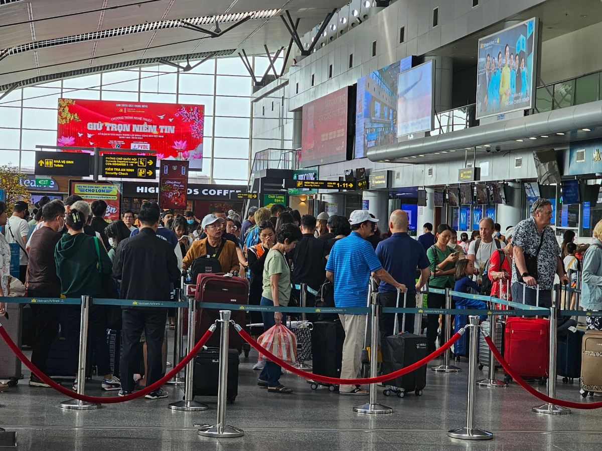 Nhiều người dân và du khách tay xách nách mang, lỉnh kỉnh hành lý rời Đà Nẵng sau kỳ nghỉ Tết dài ngày.