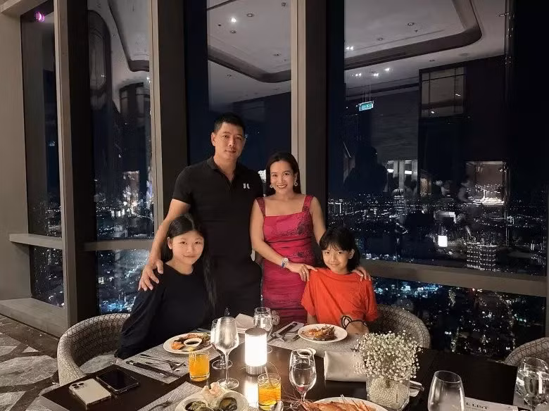 Đặc biệt, vợ chồng Bình Minh còn có cách dạy con nhận được nhiều lời khen. Cụ thể, Bình Minh từng bộc bạch: "Các bé nhà mình chỉ biết ba mẹ cũng có chút chút nổi tiếng, kiểu như thầy cô hay bạn bè con có biết đến, chứ không nghĩ ba mẹ rất nổi tiếng và thành đạt đâu. Nếu để ý sẽ thấy hai bé An Nhiên và An Như vẫn sống rất đúng tuổi của mình mặc dù trông bên ngoài thì rất "to xác". Anh Thơ cũng thường giải thích mẹ là dân công sở, đi làm bằng thực lực nên nếu các bé muốn vẫn có thể đạt được chứ không có gì quá to tát hay ghê gớm để phải áp lực.