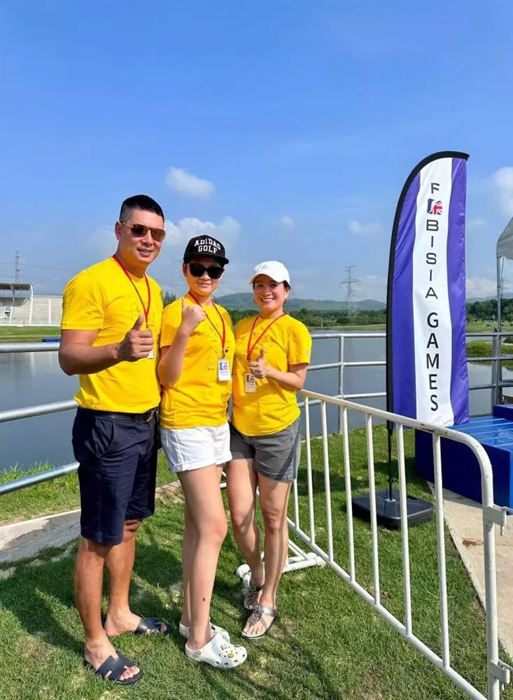 Đáng chú ý hơn cả chính là ngoại hình hiện tại của ái nữ đầu lòng nhà Bình Minh. Lên 14 tuổi, cô bé đã sở hữu chiều cao vượt trội đến 1m75, đứng gần bằng bố. Ngoại hình An Nhiên đã trổ dáng thiếu nữ, càng lớn càng xinh đẹp. Cô bé đã biết chăm chút ngoại hình hơn. Ngoài ra, ngay từ nhỏ, An Nhiên được bố mẹ dạy về tình yêu thương và lòng nhân ái nên tháng 11/2023 vừa qua, bà xã Bình Minh tự hào khoe con gái đã cắt 30cm tóc để hiến tặng cho các bệnh nhân ung thư. Việc làm ý nghĩa của cô bé 13 tuổi nhận được nhiều lời khen từ cư dân mạng.