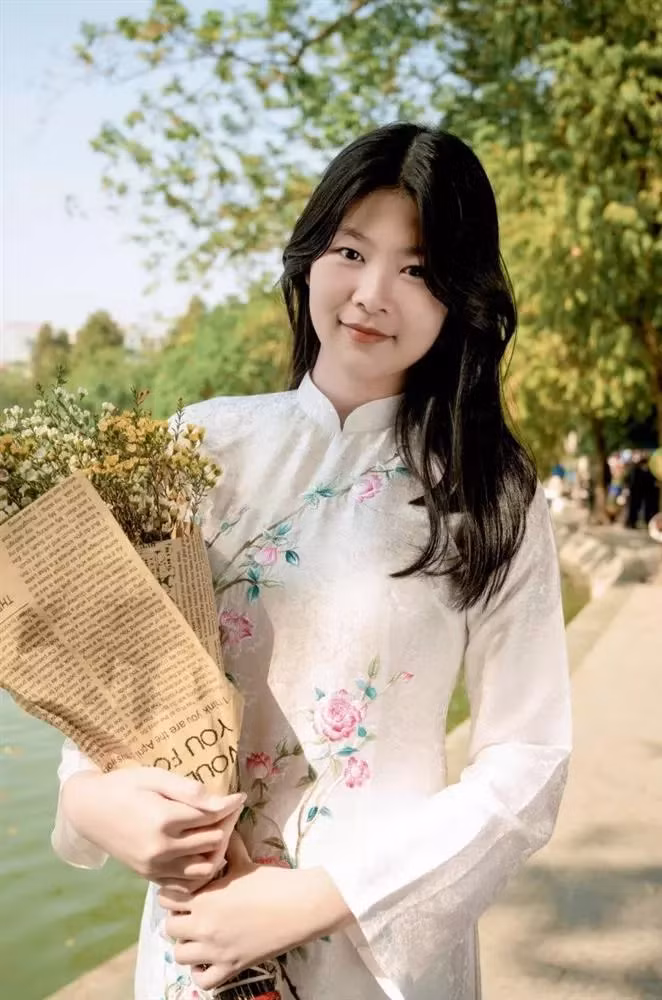 Theo tiết lộ từ doanh nhân Lê Anh Thơ, con gái có chiều cao nổi bật so với bạn bè một phần nhờ vào việc hưởng gen "chân dài" của bố, bên cạnh đó còn nhờ cách nuôi dưỡng mỗi ngày của cô. Từ nhỏ, bà xã Bình Minh tạo điều kiện cho bé An Nhiên dành nhiều thời gian để chơi thể thao với các môn như cầu lông, bơi lội, bóng chuyền.