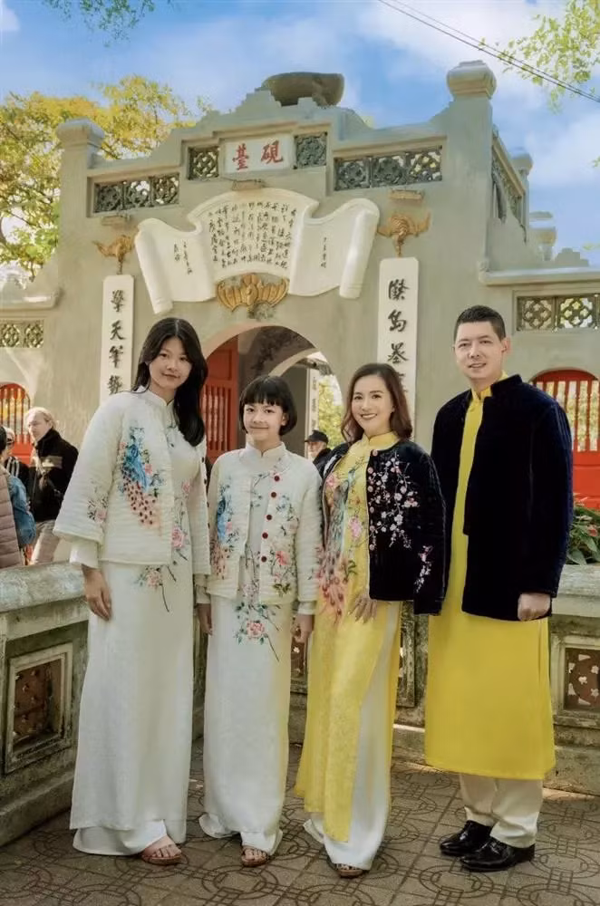 Dù bận rộn nhiều công việc nhưng vợ chồng Bình Minh vẫn cố gắng dành nhiều thời gian ở bên cạnh các con như những người bạn thân thiết. Vợ chồng nam siêu mẫu còn thường xuyên cho các con đi du lịch, khám phá nhiều nơi. Bình Minh từng cho biết, ngoài việc hướng dẫn con sắp xếp thời gian biểu sinh hoạt, thói quen ăn uống, tập luyện thì vợ chồng anh cũng rất quan trọng việc giao tiếp, trao đổi để giúp con phát triển đúng hướng.