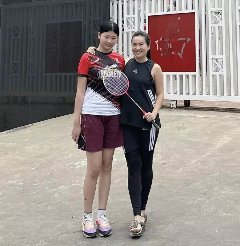 Có lần chị chia sẻ: "Trong 2 tuần liên tiếp mỗi ngày chơi 4 tiếng, từ 8h đến 12h, mỗi môn một tiếng tù tì (đá banh, bóng rổ, bóng chuyền, cầu lông xen kẽ và bơi lội cố định mỗi ngày). Riêng vụ này thì em 'trâu bò' hơn mẹ rồi, nghĩ chơi thể thao 4 tiếng liên tục mỗi ngày kiểu này mẹ chịu. Đấy, các mẹ hỏi sao mấy chị nhà mình chân dài, sao cao thế? Được thừa hưởng gen ba là 1 phần, dinh dưỡng đúng là 1 phần, còn lại là do chơi thể thao miệt mài đó cô chú ơi".