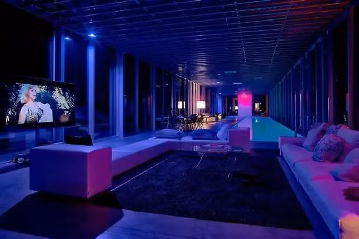 Giá cho thuê từ 2.500 USD đến 6.000 USD cho một đêm, tùy thuộc vào mùa và thời điểm