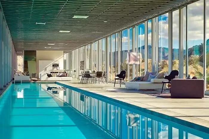Bên trong, ngôi nhà này có một hồ bơi dài hơn 30m nằm ngay trong phòng khách, tạo nên một không gian thú vị