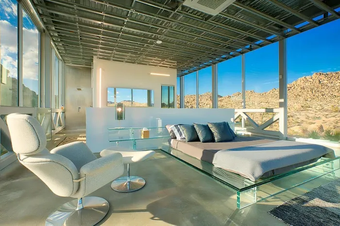 Ngoài ra, ngôi nhà cũng có bốn phòng ngủ và ba phòng tắm sang trọng