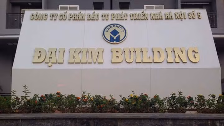 Ha Noi: Vat la o chung cu Dai Kim roi xuong khien be gai trong thuong-Hinh-2