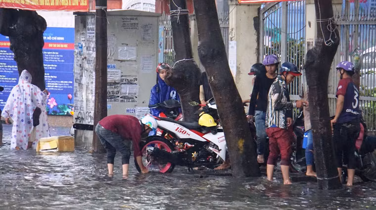 Một số nhà dân, công ty, trường học bị nước tràn vào, gây ngập úng kéo dài nhiều giờ. Giao thông hỗn loạn vì ngập nước dẫn đến xe chết máy la liệt, cuộc sống hai bên đường đảo lộn.