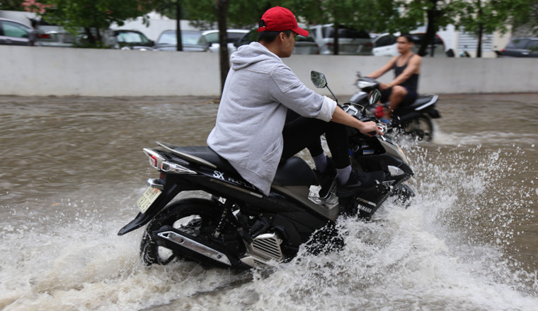 Người dân bì bõm lội nước...