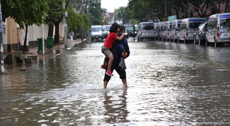 Trong khi các nam sinh hoặc nữ sinh lớn thì được người lớn dẫn dắt lội nước, còn các em nhỏ hơn thì được ẵm trên vai ra xe ô tô về nhà.