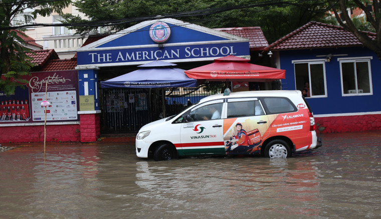 Cụ thể, các em học sinh tại trường Quốc tế Hoa Kỳ (đường Nguyễn Văn Hưởng, phường Thảo Điền) loay hoay không biết về nhà như thế nào sau khi tan học.