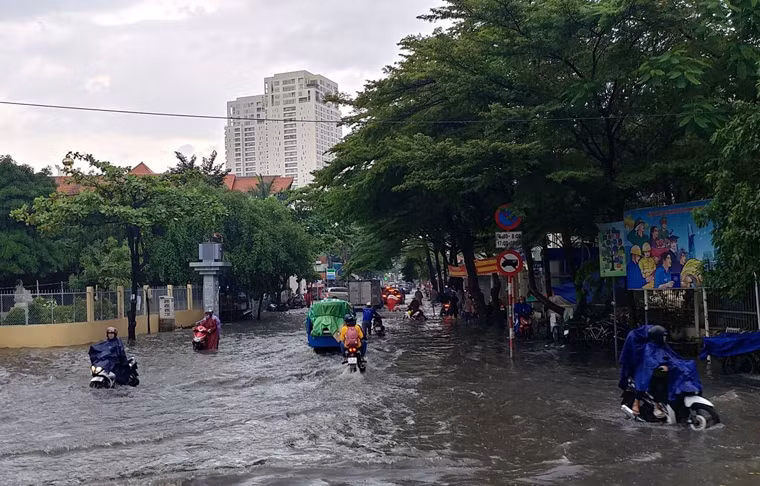 Theo ghi nhận, cơn mưa kéo dài hơn 1 tiếng gây ngập nặng tại các tuyến đường ở quận Thủ Đức, quận 9, quận 2...