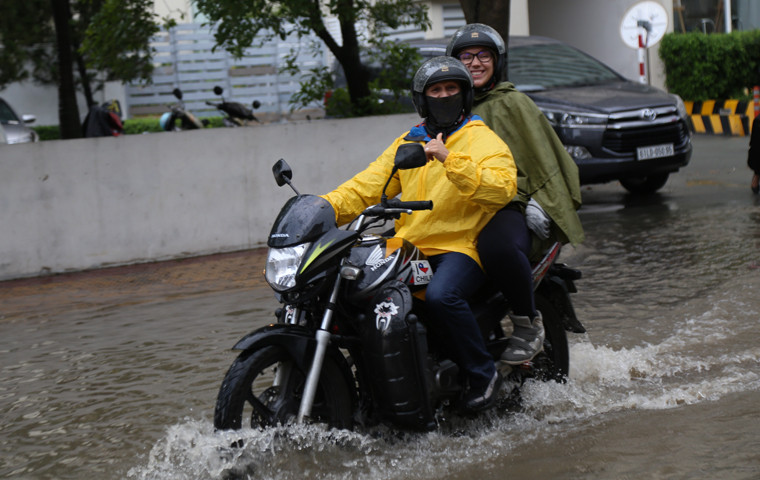 Phường Thảo Điền (quận 2) được mệnh danh là một trong 2 khu "phố nhà giàu" nổi tiếng ở TP. HCM, nơi có nhiều biệt thự, chung cư cao cấp của người nước ngoài định cư tại đây nhưng mỗi khi mưa lớn lại ngập nặng.