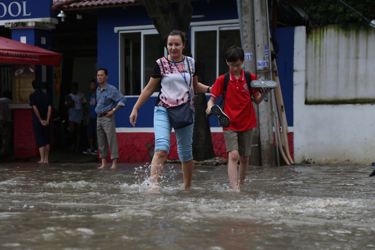 "Mỗi lần trời mưa lớn là khoảng 15 phút sau con đường Nguyễn Văn Hưởng lại ngập nặng...