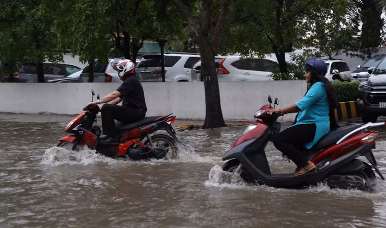 Các trường Quốc tế tại đây cũng bị ảnh hưởng nặng, học sinh gặp vất vả mỗi khi về nhà vì đường ngập.