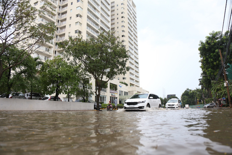 Đặc biệt khu phố Thảo Điền (quận 2, TP. HCM) bị ngập nước nặng nề tại các tuyến đường như Nguyễn Văn Hưởng, Quốc Hương, Thảo Điền.