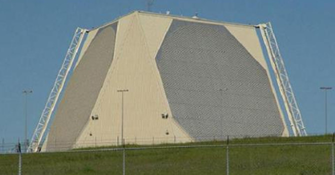 Hện nay, Trung Quốc đã xây dựng một số đài radar tầm xa ngoài đường chân trời khai thác sự truyền lan của sóng điện từ ở những tần số cao nhất định, chúng sẽ bám theo chiều cong của bề mặt trái đất để phát hiện mục tiêu. Mỗi trạm radar này có thể tạo ra vùng bao quát cách xa tới 300 - 400 km trên một vòng cung rộng 60 độ. Bên cạnh đó, Trung Quốc còn vận hành các trạm radar đường chân trời khai thác sự phản hồi lại của các tín hiệu phát từ tầng điện li để giám sát tầm xa tới 3.500km.