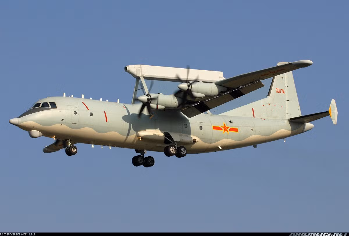 Mặc dù các máy bay cánh cố định thường không cung cấp vùng bao quát liên tục, nhưng chúng lại có khả năng giám sát vượt ra ngoài Chuỗi đảo thứ nhất và có thể còn xa hơn nữa. Quân đội Trung Quốc hiện nay đang vận hành 3 kiểu máy bay mang radar cảnh giới sớm trên không loại này.