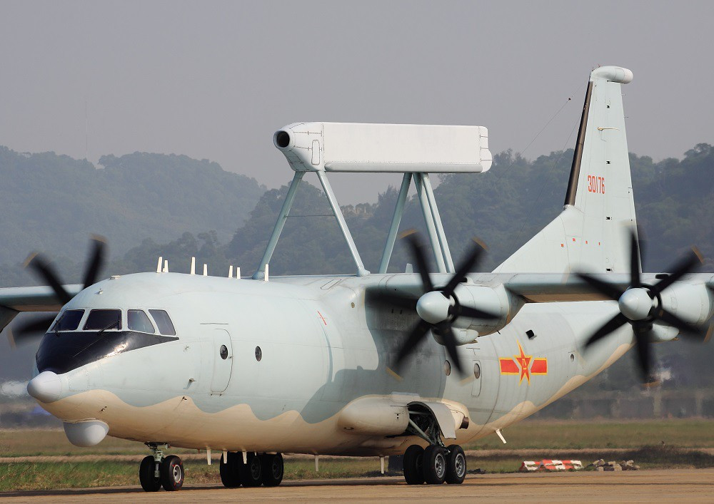 Máy bay này có khả năng chuyển tiếp dữ liệu trinh sát và các mục tiêu, có thể bằng đường truyền dữ liệu đến một phương tiện mang chỉ huy, như tàu khu trục Type 052D. Nhiều chuyên gia quân sự đánh giá, KQ-200 có thể sánh ngang với máy bay P-3C của Hải quân Mỹ, nhưng còn so với máy bay P-8 Poseidon thì vẫn còn nhiều hạn chế.