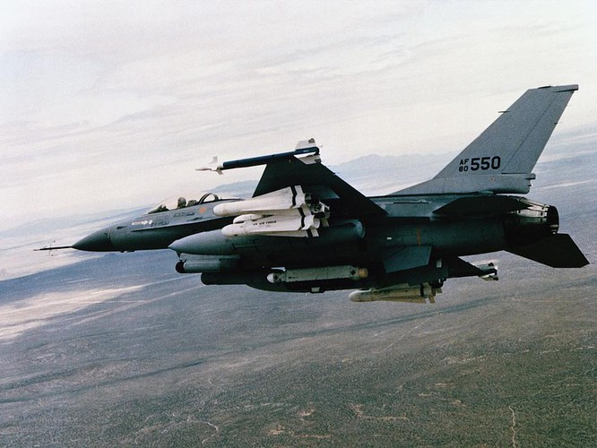 AGM-65 đuợc thiết kế theo kiểu mô-đun, cho phép kết hợp giữa các loại đầu đạn và đầu dẫn khác nhau gắn vào phần động cơ tên lửa để sản xuất ra những phiên bản khác nhau.