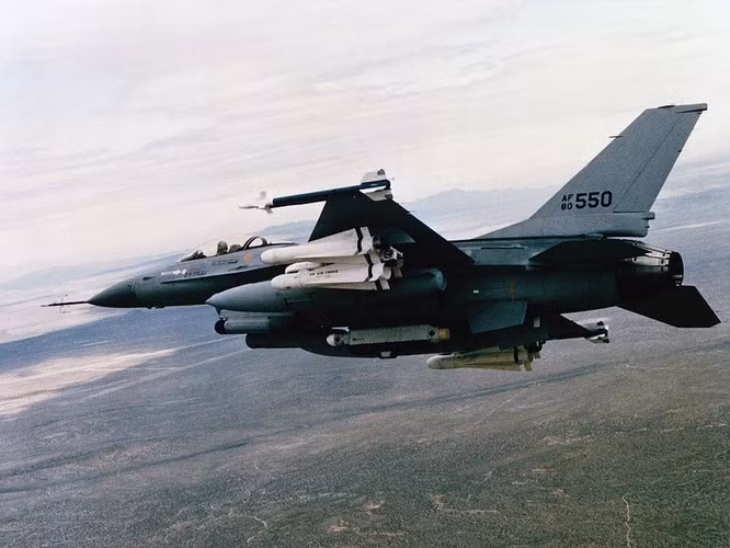 AGM-65 đuợc thiết kế theo kiểu mô-đun, cho phép kết hợp giữa các loại đầu đạn và đầu dẫn khác nhau gắn vào phần động cơ tên lửa để sản xuất ra những phiên bản khác nhau.