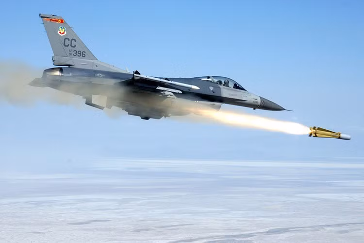 AGM-65 có cánh delta dài và một thân hình trụ, tương tự AIM-4 Falcon và AIM-54 Phoenix.