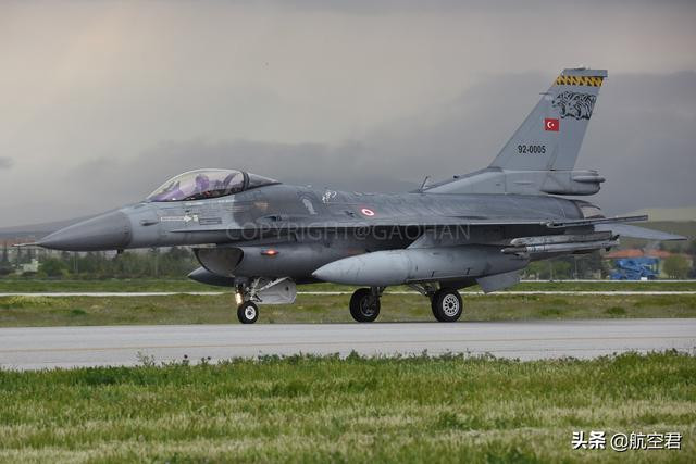 Ngược lại, sức mạnh của Không quân Thổ Nhĩ Kỳ rõ ràng là vượt trội, đặc biệt là về khả năng kiểm soát trên không, khả năng giám sát chiến trường. Trong cuộc tấn công này, hai chiếc Su-24 đã bị bắn hạ khi Không quân Thổ Nhĩ Kỳ sử dụng chiến thuật mới “Chỉ huy – dẫn đường trên không”, làm 2 chiếc Su-24 của Syria hoàn toàn không có biện pháp đối phó nào.