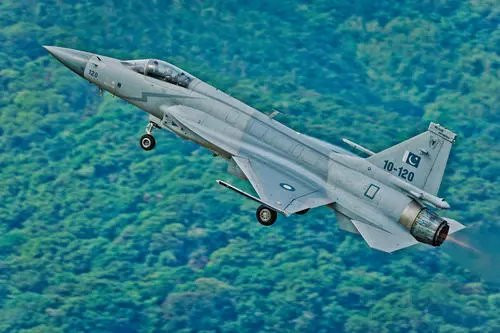 Điều này không chỉ cho thấy lực lượng Không quân Syria bị tê liệt, lạc hậu, mà còn cho thấy, Nga với một đơn vị đồn trú ở Syria đã không hỗ trợ tình báo và thông tin chiến trường mạnh mẽ cho Không quân Syria; hoặc các kênh thông tin giữa Nga và Syria không được thông suốt, không kịp thời cánh báo cho Không quân Syria để họ có biện pháp đối phó. Video Nga tăng cường bộ ba không quân chiến lược tầm xa tại Syria - Nguồn: VTC