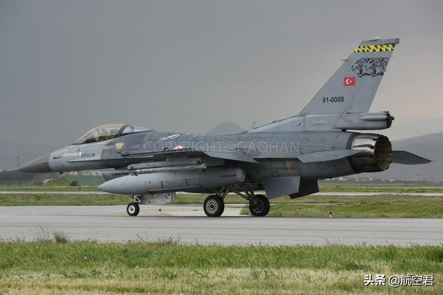 Từ khi nổ ra cuộc nội chiến tại Syria (năm 2011), không quân Thổ đã nhiều lần bắn hạ máy bay của Syria; chiều ngày 16/9/2013, Phi đội máy bay chiến đấu 182 của Không quân Thổ Nhĩ Kỳ cất cánh từ Konya đã bắn hạ một chiếc trực thăng Mi-8 của Syria bằng tên lửa AIM-9X-17.