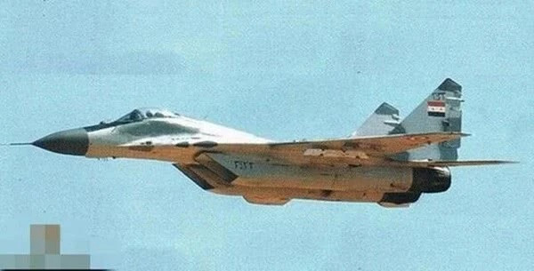 Không quân Syria cũng từng là một lực lượng mạnh trong khu vực, nhưng đã bị tàn phá bởi cuộc nội chiến và chịu đựng các lệnh trừng phạt và cấm vận, nên hiện nay họ chỉ là cái bóng của chính họ; hầu hết số máy bay có trong trang bị được chế tạo từ thời Liên Xô như MIG-23, MIG-25, MIG-29, SU-22 và Su-24; số lượng không quá 300 chiếc.