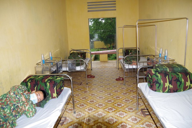 Học viện Quân y: Phối hợp với Bệnh viện Quân y 105, Tổng cục Hậu cần, triển khai Bệnh viện dã chiến truyền nhiễm số 1 (quy mô 600 giường bệnh, triển khai thực tế 100 giường). Thực hành thu dung, điều trị người mắc bệnh COVID-19 trong Quân đội và nhân dân trên địa bàn đảm nhiệm. Ảnh: Tiền Phong.