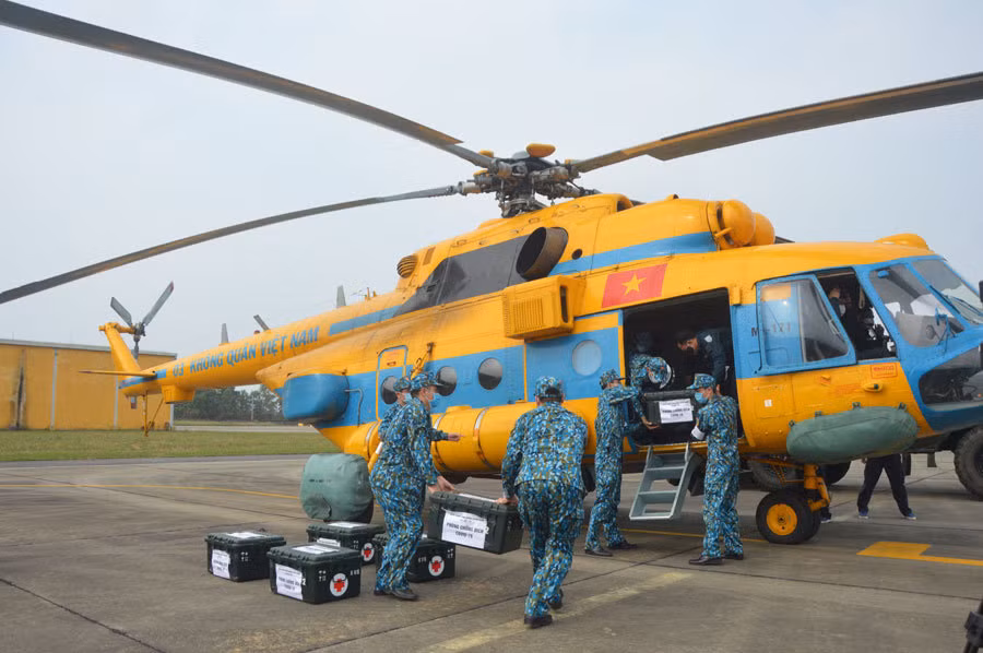Trung đoàn 916 (Đoàn Không quân Ba Vì) thuộc Sư đoàn Không quân 371, Quân chủng Phòng không - Không quân sử dụng máy bay trực thăng để vận chuyển tiếp ứng lực lượng, trang bị, vật chất phòng chống dịch COVID-19. Ảnh: Vietnamnet.