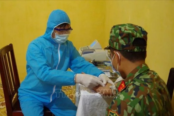 Bộ Tư lệnh Thủ đô Hà Nội: Triển khai tiếp nhận, vận chuyển, cách ly, theo dõi công dân từ các quốc gia có dịch về qua cảng hàng không sân bay Nội Bài. Chỉ đạo, phối hợp với các lực lượng chức năng địa phương thực hiện các biện pháp đặc biệt trong tình trạng khẩn cấp về dịch bệnh nguy hiểm tại xã Phú Mãn, huyện Quốc Oai, Hà Nội. Ảnh: TTXVN.