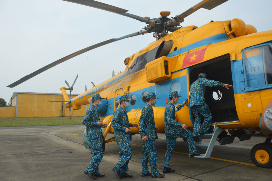 Với tình huống ở cấp độ 5 (dịch đã lây lan trong cộng đồng, hơn 3.000 đến 30.000 người mắc và lây lan vào một số đơn vị quân đội), Không quân khẩn trương vào cuộc cùng các lực lượng của Bộ Quốc phòng triển khai nhiều biện pháp cách ly, tiêu độc, khử trùng, tham gia điều trị, cứu chữa các ca nhiễm bệnh. Ảnh: Vietnamnet.