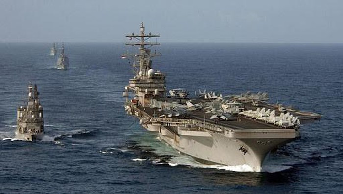 Tàu sân bay USS Theodore Roosevelt (CVN-71) thuộc lớp Nimitz chạy bằng năng lượng hạt nhân, có độ giãn nước toàn tải hơn 117.000 tấn. Tàu dài khoảng 332 m, có thể mang theo tổng cộng 90 máy bay bao gồm nhiều loại khác nhau. Trong chuyến thăm lần này, ngoài biên đội tàu sân bay USS Theodore Roosevelt còn có liên đội máy bay số 11 của Không quân Hải quân Mỹ trên tàu sân bay.