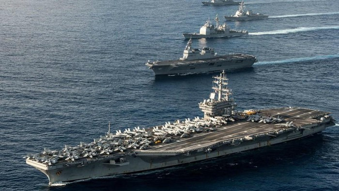 Đội tàu hộ tống trong biên đội của tàu sân bay USS Theodore Roosevelt thuộc Biên đội tàu khu trục số 23, bao gồm một tuần dương hạm lớp Ticonderoga - lớp tuần dương hạm duy nhất Mỹ đang sử dụng. Tất cả tàu hộ tống đều được trang bị tên lửa dẫn đường, với mỗi tàu mang theo gần 100 tên lửa.