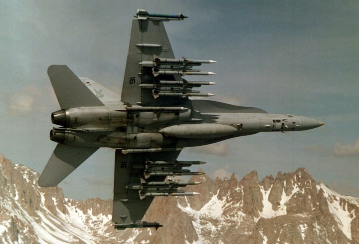 Trong trường hợp này, do máy bay Su-24 của Không quân Syria có khả năng cơ động kém, tốc độ cận âm, khó có thể “biến mất” khỏi sự theo dõi của chiếc E-727; vì vậy đường chuyền LINK-16 kết nối giữa chiếc E-727 và chiếc F-16 hoàn toàn có thể cung cấp tham số cho tên lửa AIM-120 tiêu diệt loại máy bay cận âm như Su-24.