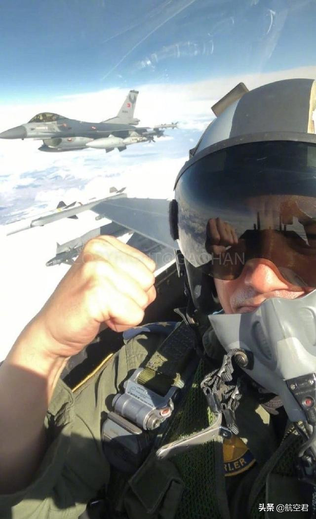 Ngoài ra, do số lượng máy bay của Nga ở chiến trường Syria không lớn, do đó Không quân Nga đã không thể thiết lập một hệ thống chiến đấu mạng hoàn chỉnh ở đây. Trong hầu hết các trường hợp, máy bay chiến đấu của Nga chỉ có thể dựa vào chỉ huy và dẫn đường của radar phòng không mặt đất và Không quân Thổ Nhĩ Kỳ hoàn toàn có thể tránh được sự theo dõi của radar mặt đất của Nga.