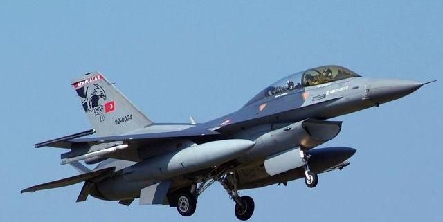 Giới quan sát quân sự cho rằng, việc Thổ Nhĩ Kỳ sử dụng chiến thuật “dẫn đường – chỉ huy trên không” có thể có những lý do sau: Không quân Syria biết rất ít về khái niệm “dẫn đường – chỉ huy trên không”; bằng cách khai thác điểm yếu này, do vậy Không quân Thổ Nhĩ Kỳ mới có cơ hội bắn hạ hai máy bay ném bom Su-24, mà không chịu thiệt hại.