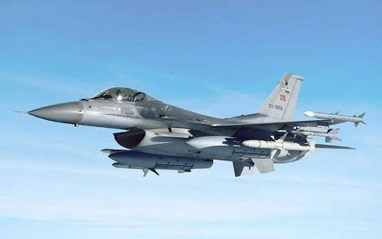 Điều đáng ngạc nhiên nhất về trận chiến trên không này là Không quân Thổ Nhĩ Kỳ lần đầu tiên sử dụng chiến thuật “dẫn đường – chỉ huy trên không”, bằng cách máy bay chiến đấu không bật radar của chính nó và sử dụng cung cấp dữ liệu mục tiêu từ bên ngoài, để dẫn đường cho tên lửa.