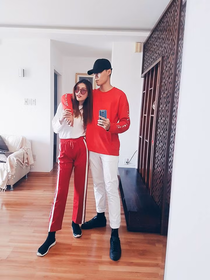 Cặp đôi đẹp nhất làng mẫu từng đốn tim người hâm mộ với những khoảng khắc bình dị, đáng yêu.