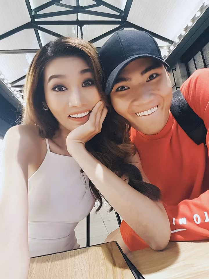 Có lẽ đó chính là bí quyết giúp cả hai giữ được một mối quan hệ đẹp, trong sáng giữa chốn thị phi.