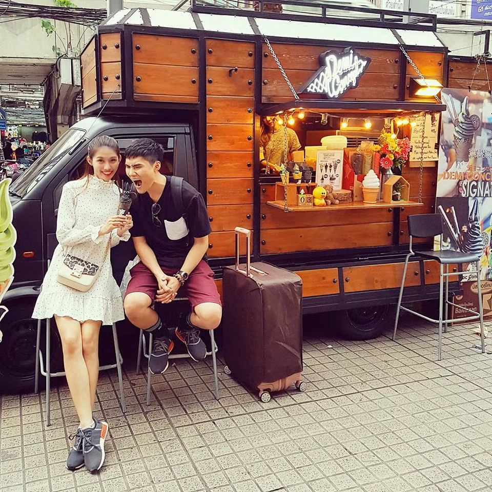 Quan niệm về tình yêu của cặp đôi cũng hết sức dung dị. Quỳnh Châu tâm sự, cả hai luôn ý thức được phải bảo vệ tình cảm của mình khi sống trong môi trường showbiz. Trên hết, cặp đôi luôn chọn suy nghĩ tích cực chia sẻ cùng nhau mọi vấn đề.