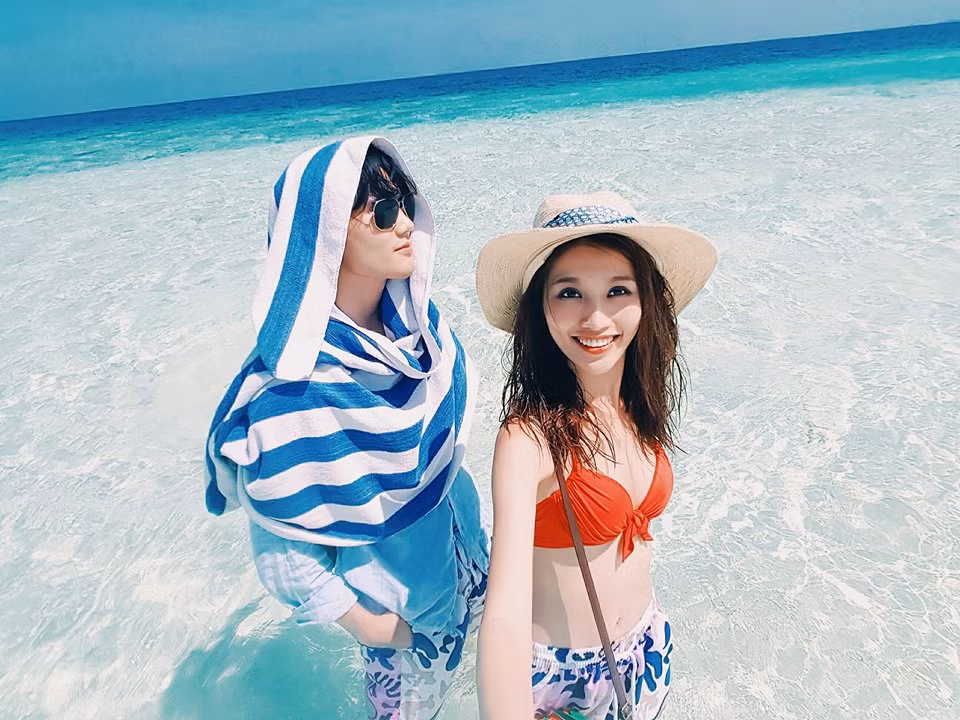 Khoảnh khắc ngọt ngào, lãng mạn của cặp đôi trong chuyến công tác đến đảo thiên đường Maldives.