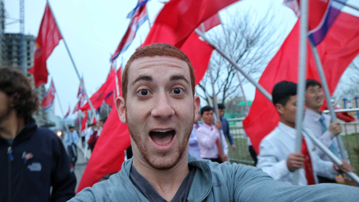 Nam du khách Drew Binsky chụp ảnh "tự sướng" khi hòa chung vào dòng người Triều Tiên đang diễn tập đồng diễn để chuẩn bị cho sự kiện kỉ niệm ngày sinh của cố lãnh tụ Kim Nhật Thành.