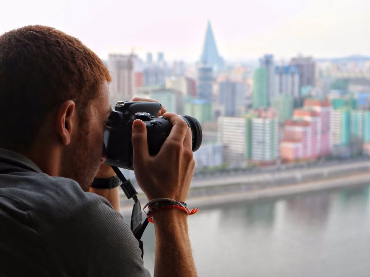 Hinh anh Trieu Tien binh di qua ong kinh du khach nuoc ngoai